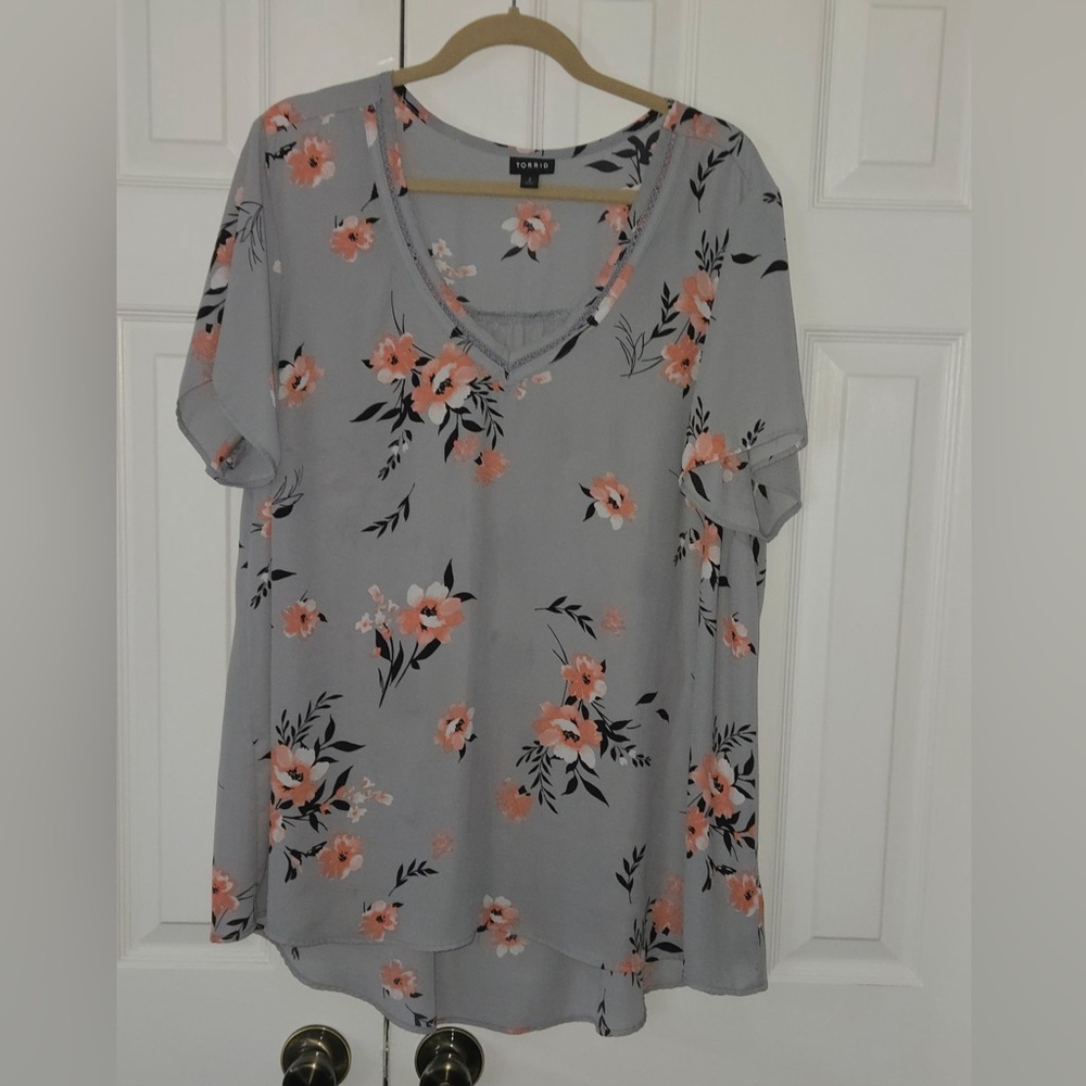 Torrid Light Gray Floral Blouse
